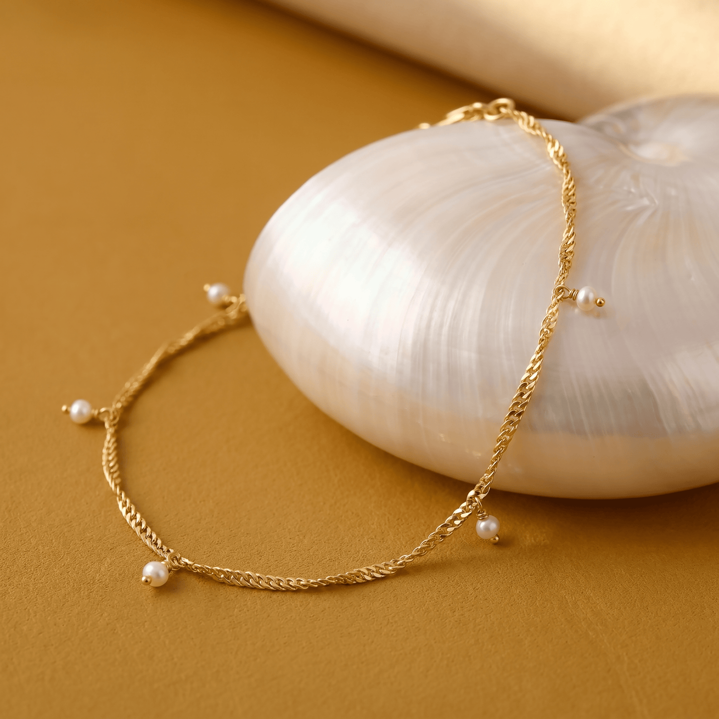Pearl Anklet Flowing - gold flat lay