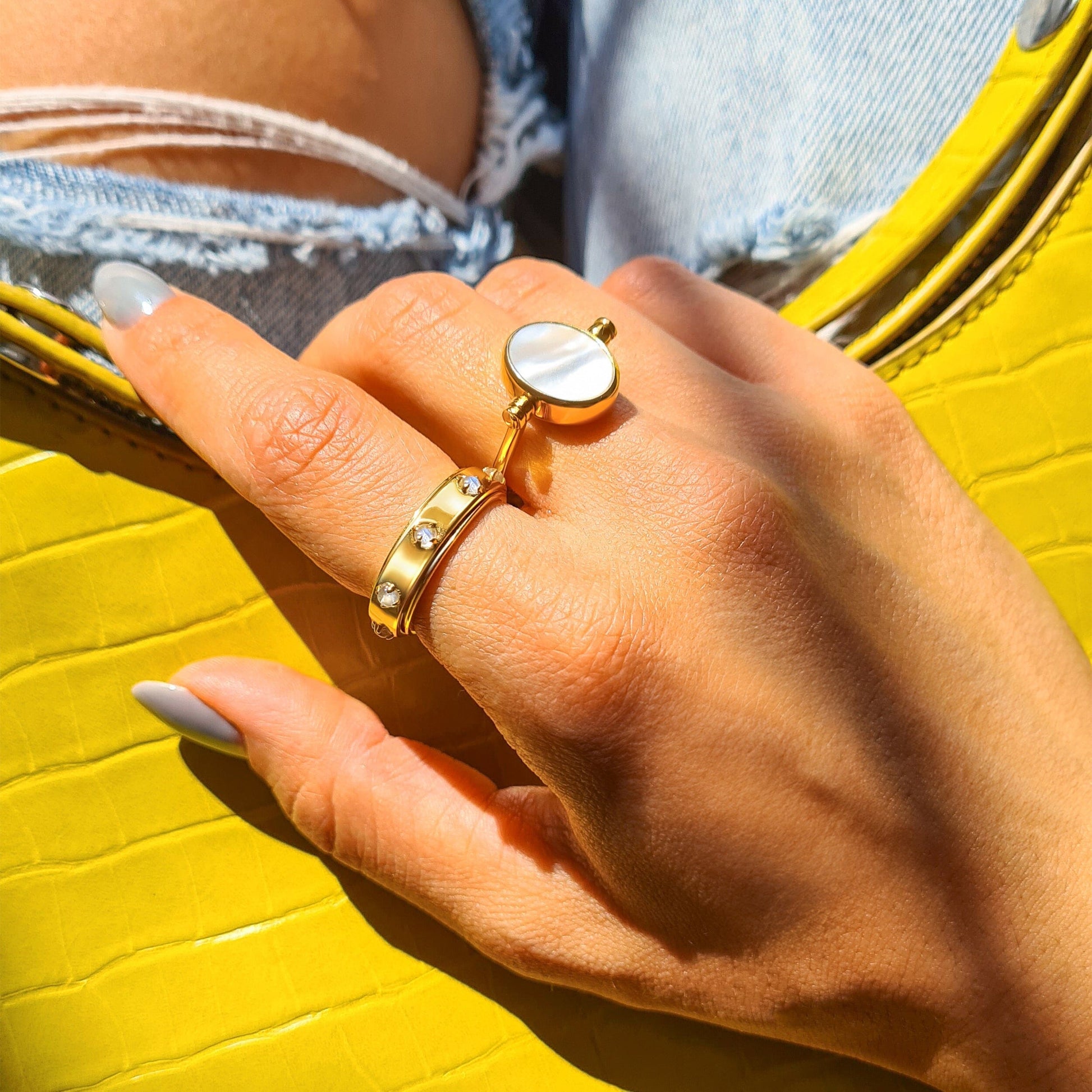 Black Onyx Mother of Pearl Fidget Ring - yellow gold detail