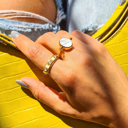 Black Onyx Mother of Pearl Fidget Ring - yellow gold detail