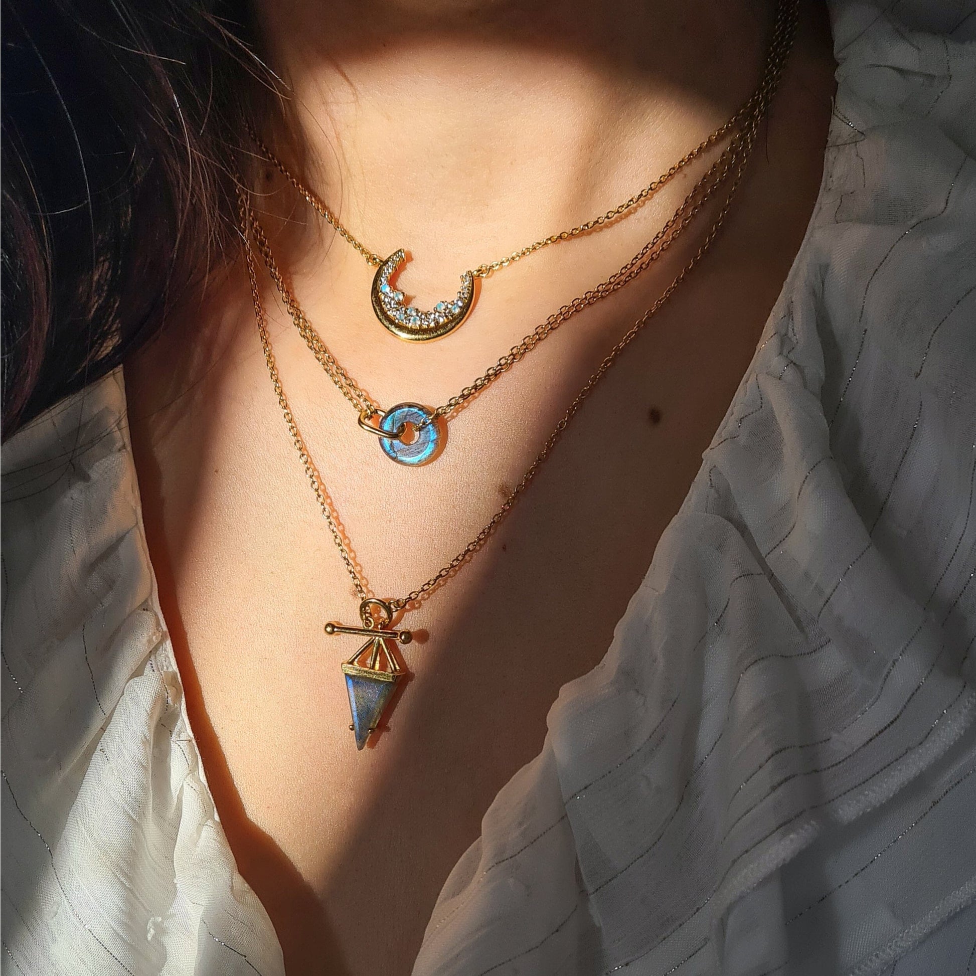 Labradorite Necklace Heroine gold worn 4