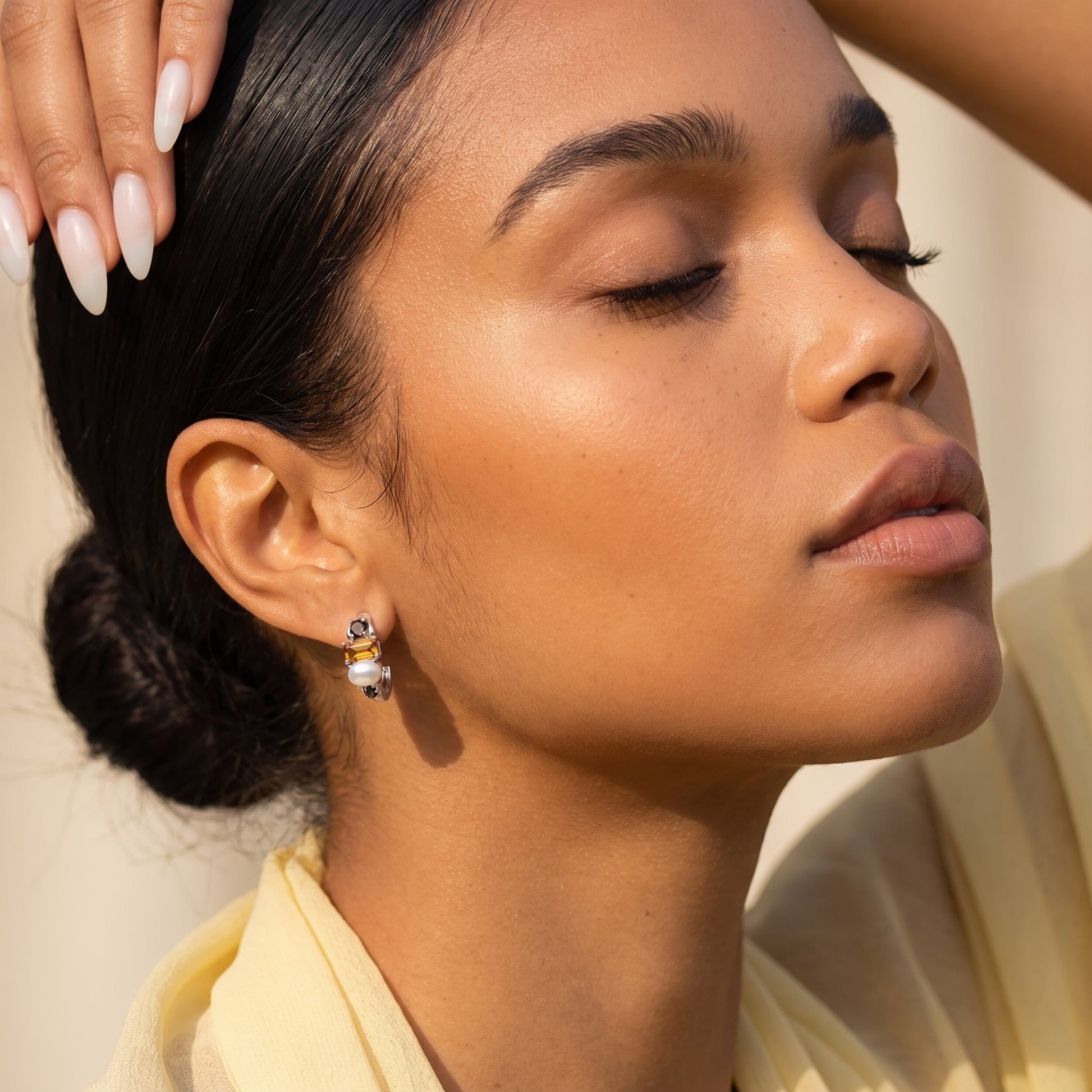 Queen Treasure Hoops - silver closeup