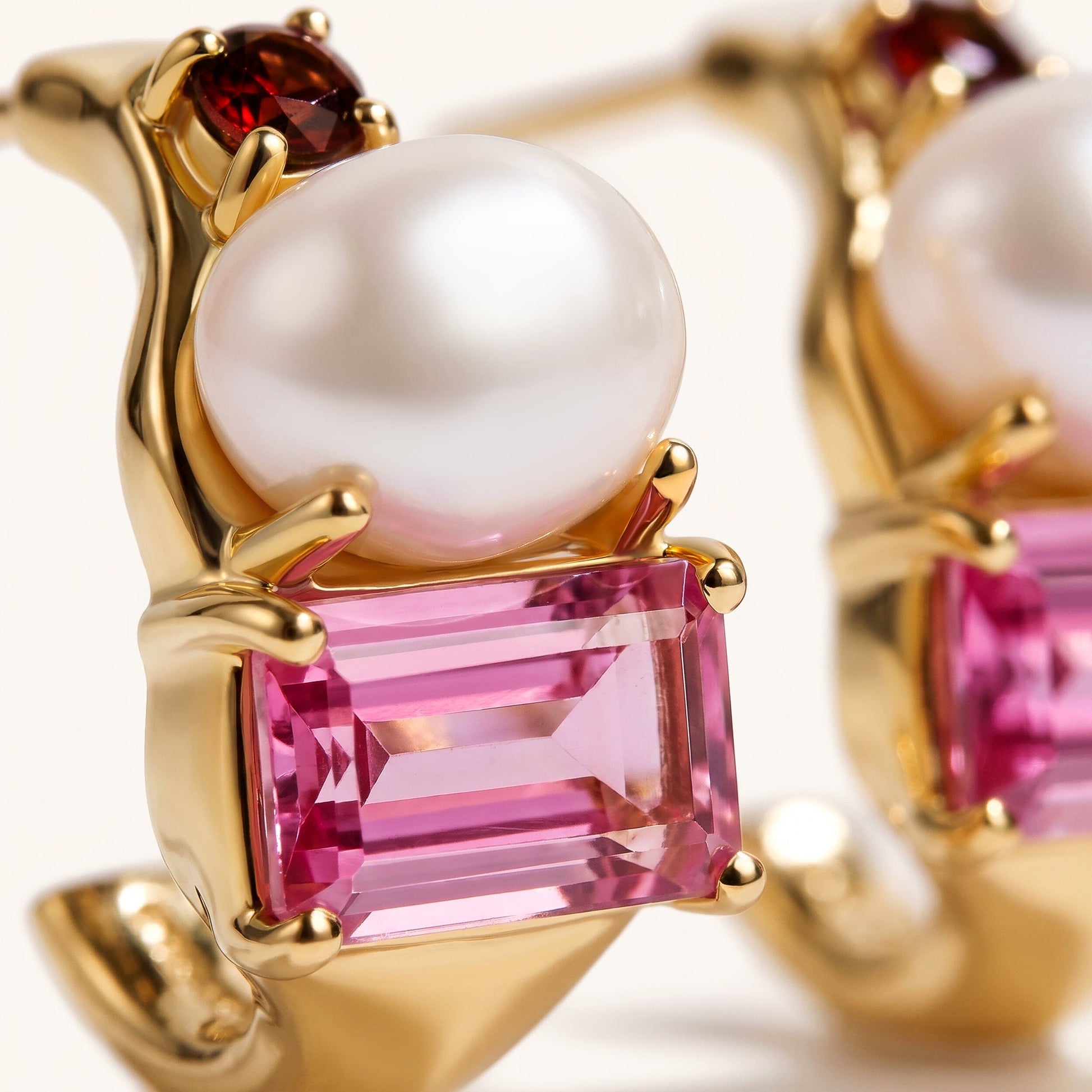 Queen Treasure hoops yellow gold detail