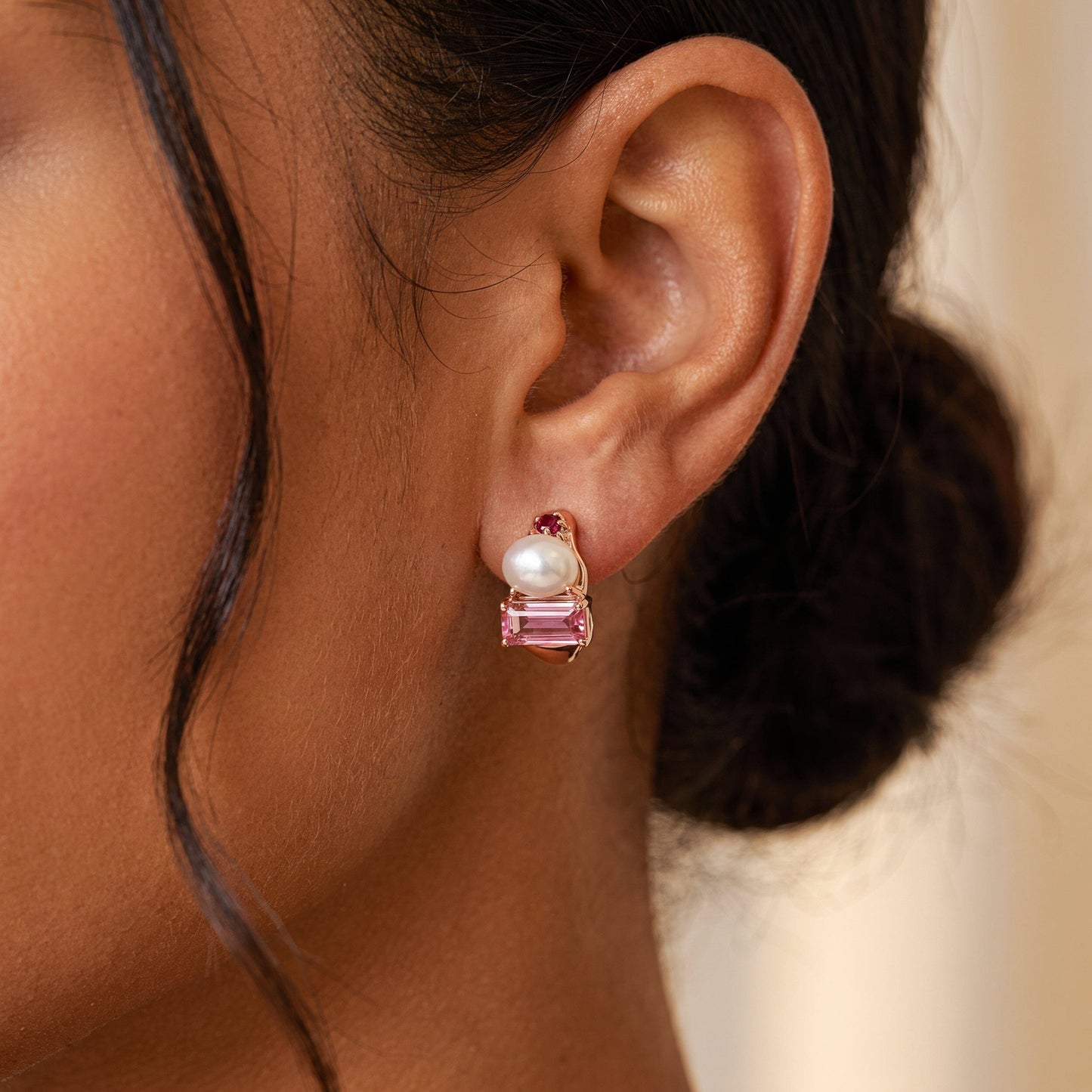 Queen Treasure hoops rose gold on ear