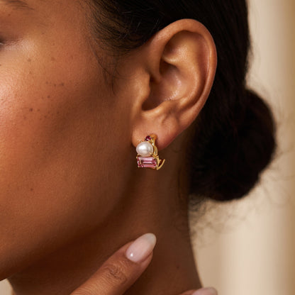 Queen Treasure hoops yellow gold on ear