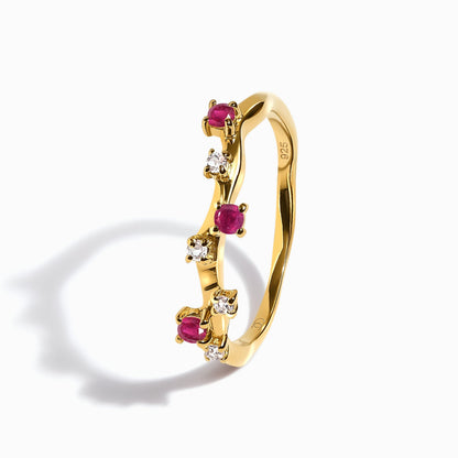 Ruby Ring - Stardust Band - yellow gold close up