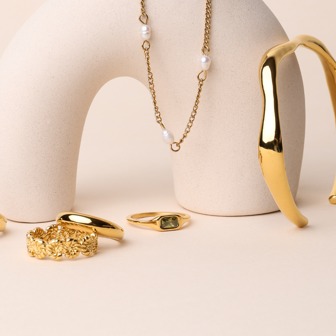 Laguna Ring gold styled with jewellery