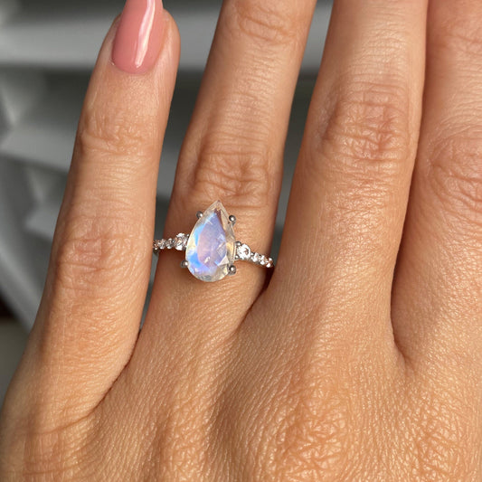 Queen Of Lustre diamond ring white gold on hand