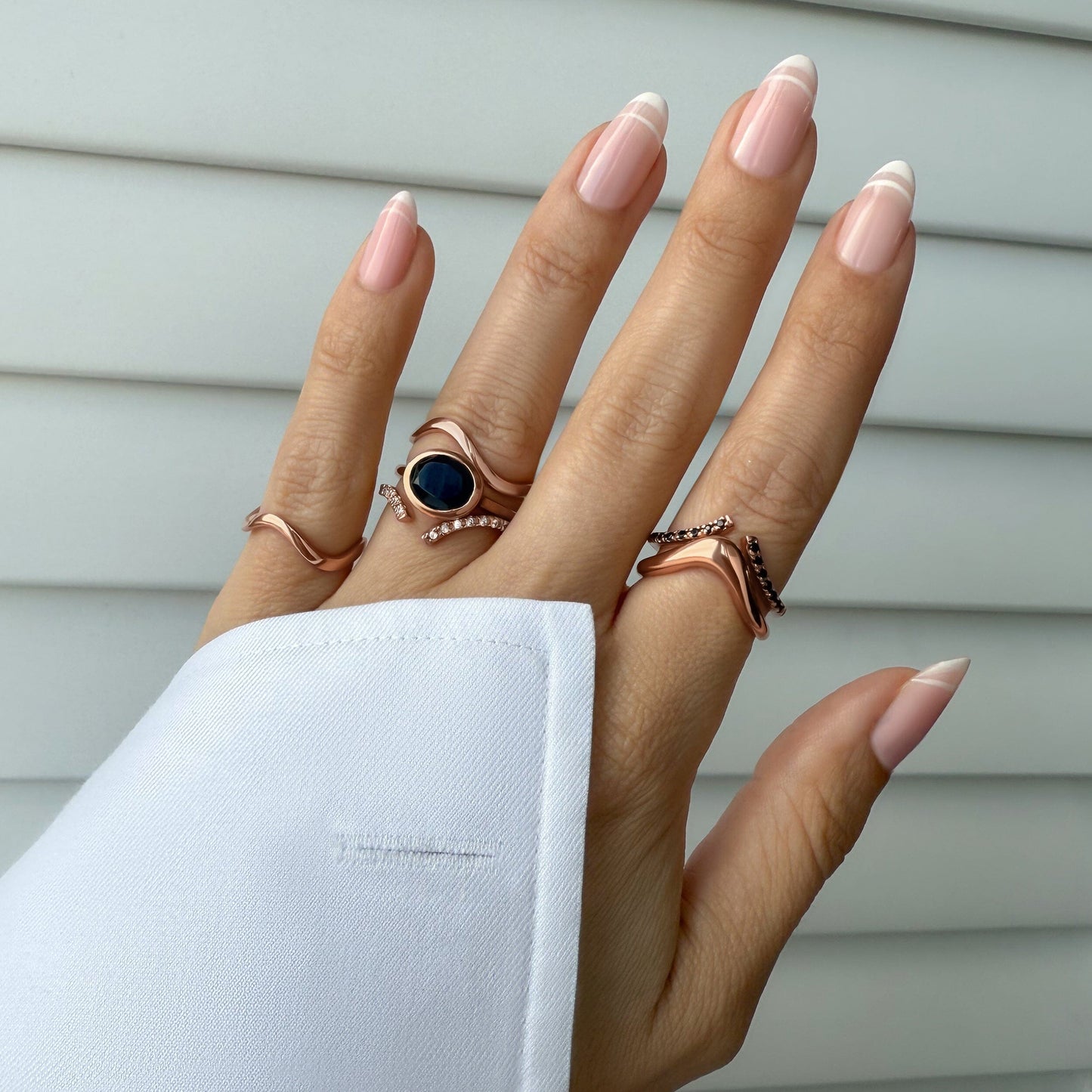 Skin-Touch Waves Rings - worn rose gold detail