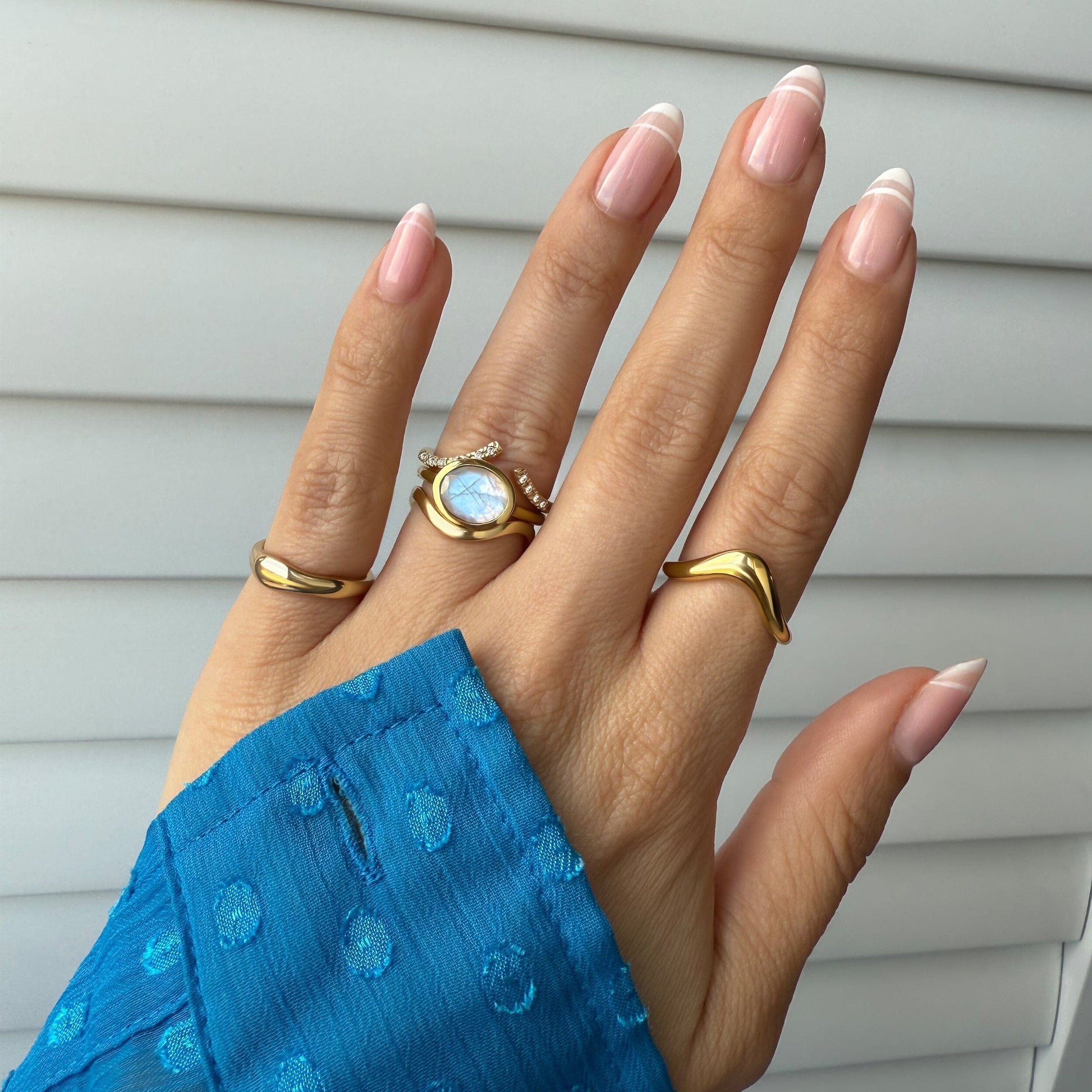 Moonstone Ring - Skin-Touch - lifestyle 2 YG