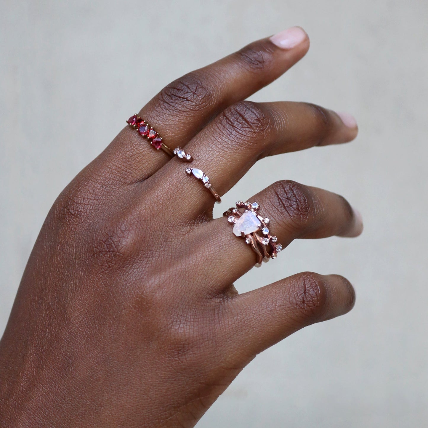 Crush ring rose gold on hand