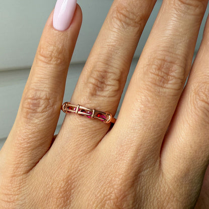 Motion Medicine ring rose gold on hand