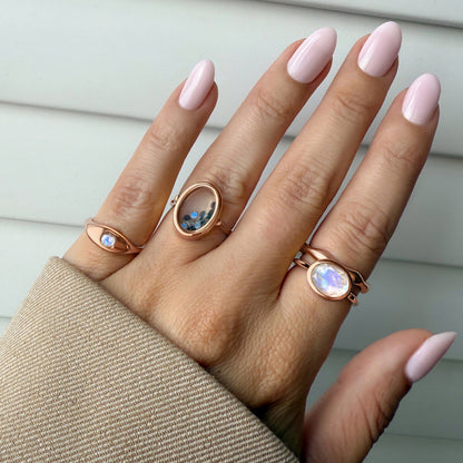 Moonstone Ring - Skin-Touch - lifestyle RG