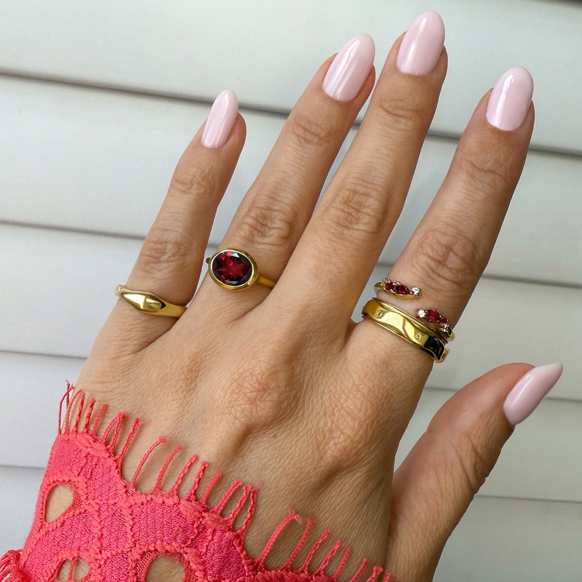 Skin-Touch ring yellow gold detail