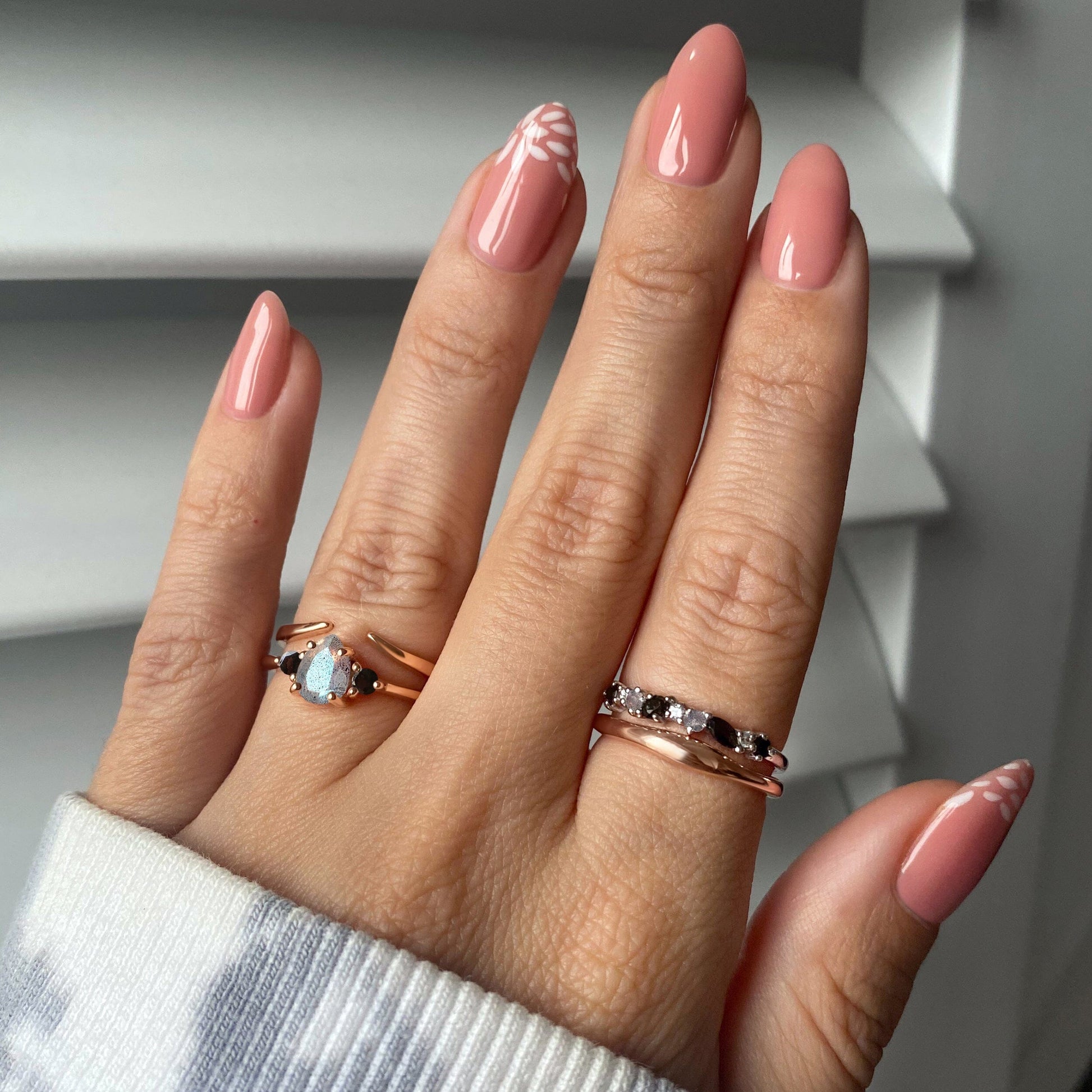 Divine Protection Set - Lania Ring rose gold on hand