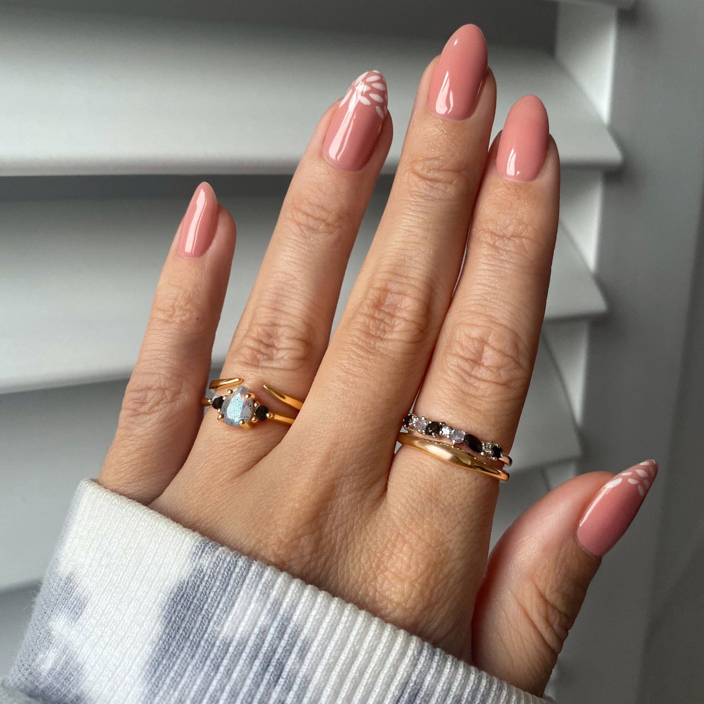 Divine Protection Set - Lania Ring yellow gold on hand