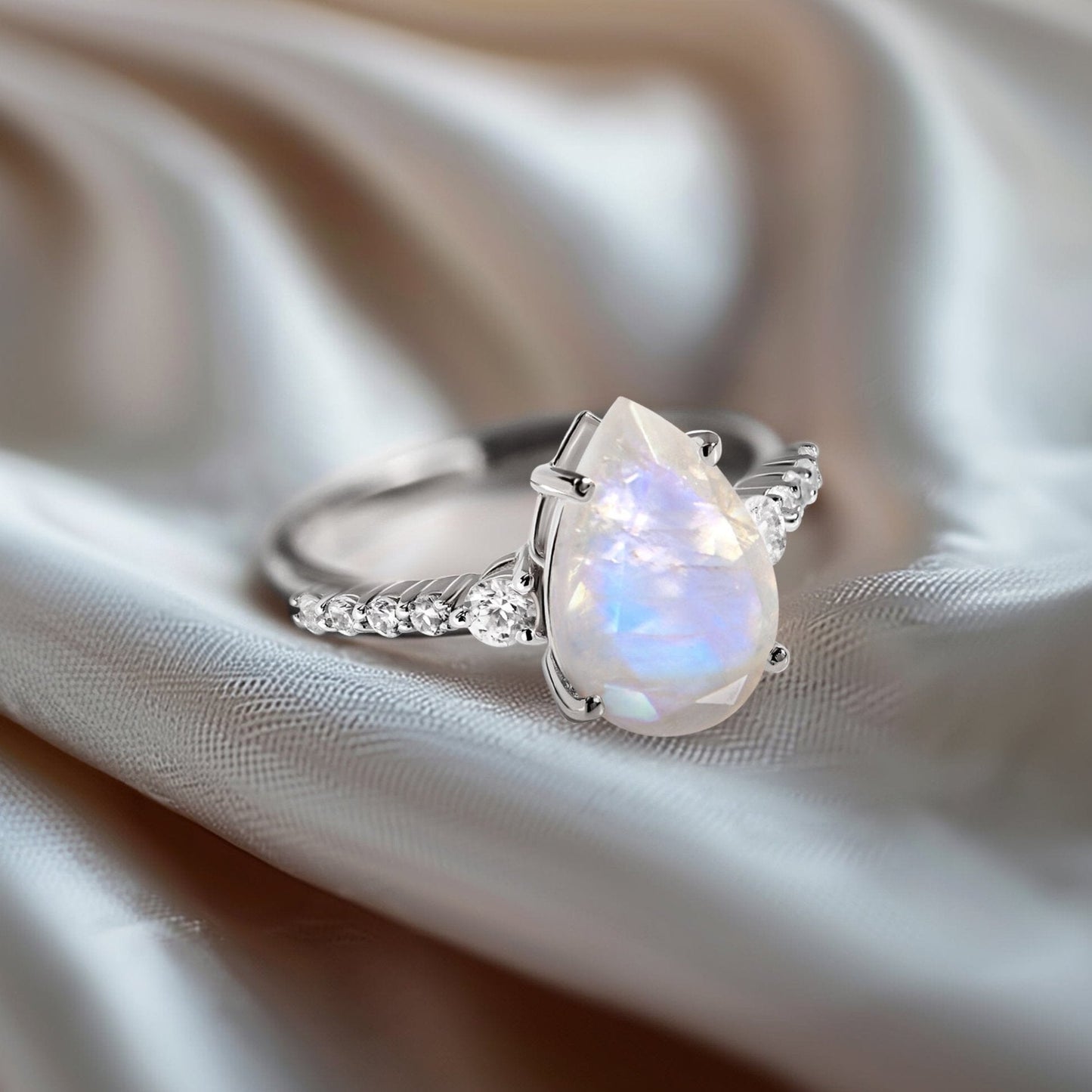 Queen Of Lustre ring white gold profile