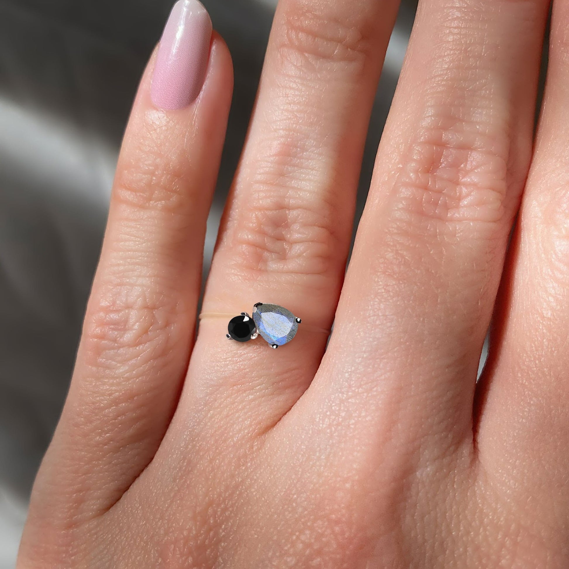 Floating Ring Toi Et Moi - worn silver lifestyle