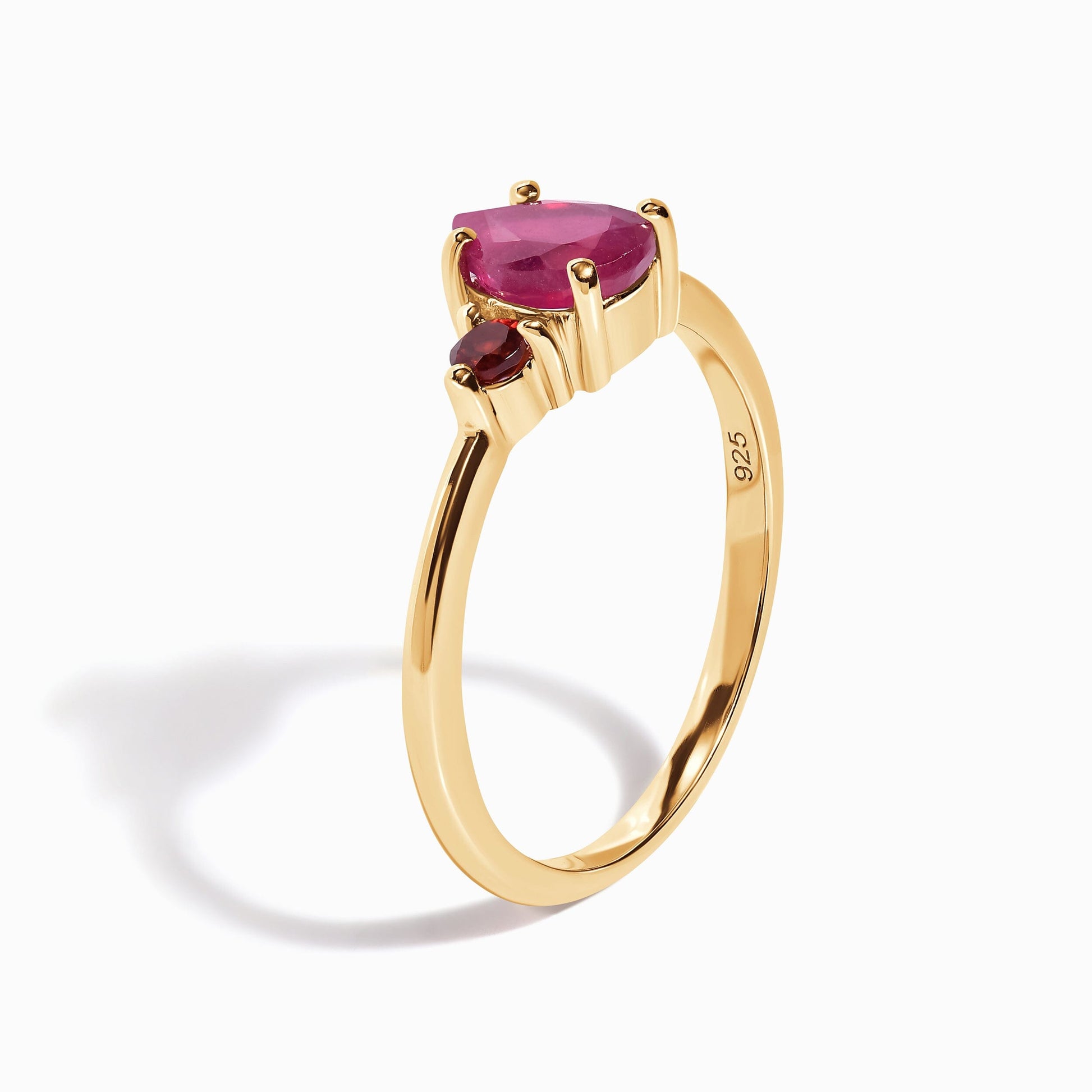 Ruby Garnet Ring - Lania - yellow gold worn detail