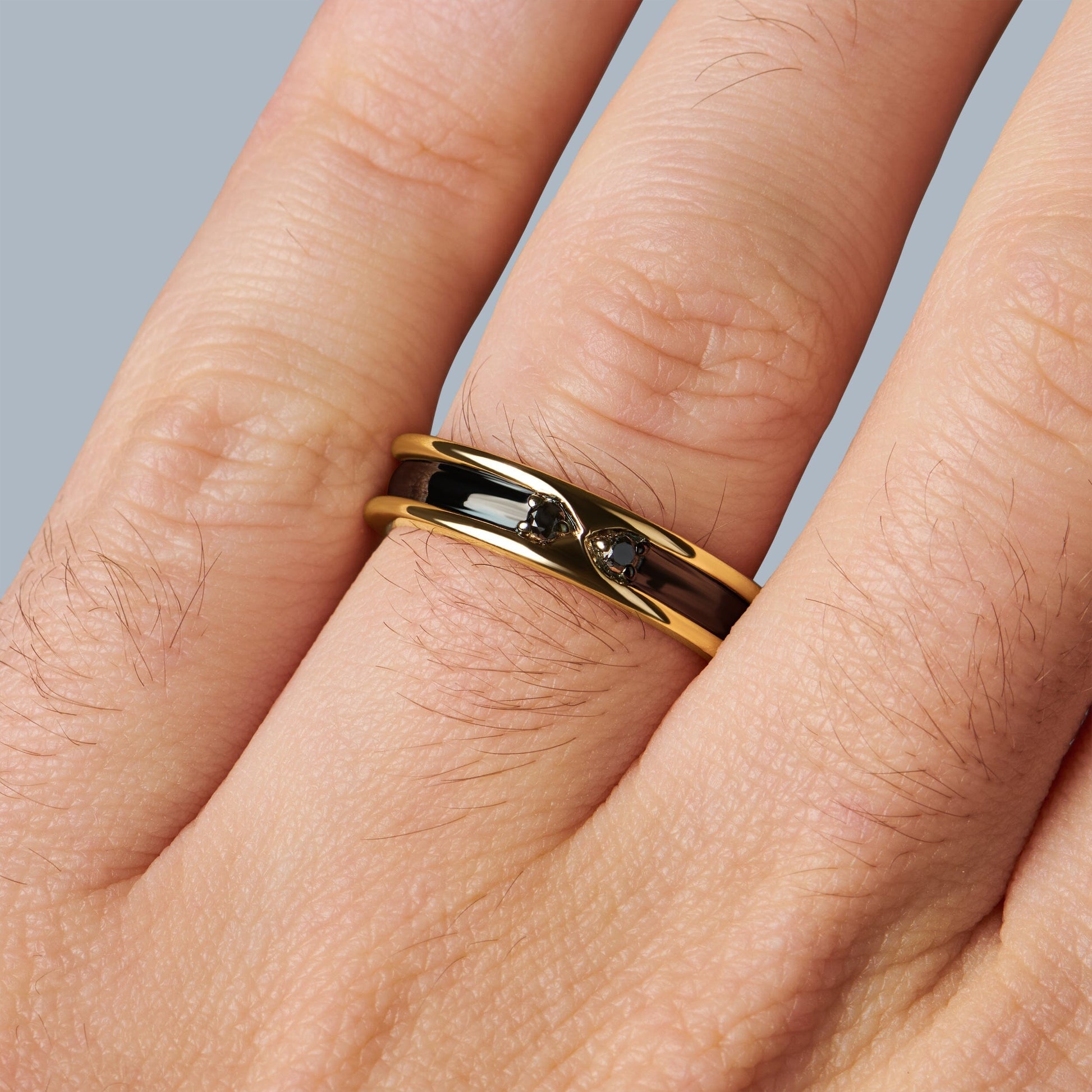 Black Onyx Unisex Ring - Individualist - detail yellow gold