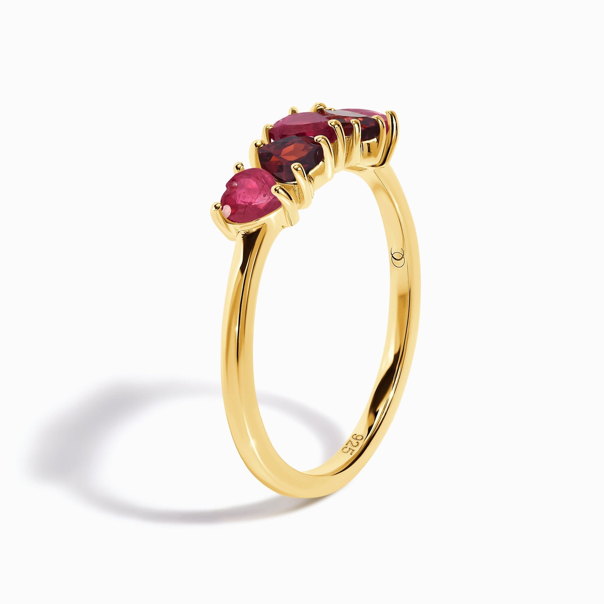 Crush ring yellow gold detail