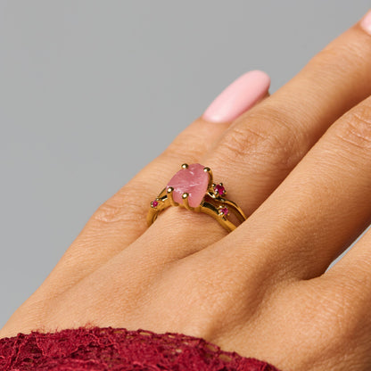Rose Quartz Ruby Ring - Flow, yellow gold lifestyle