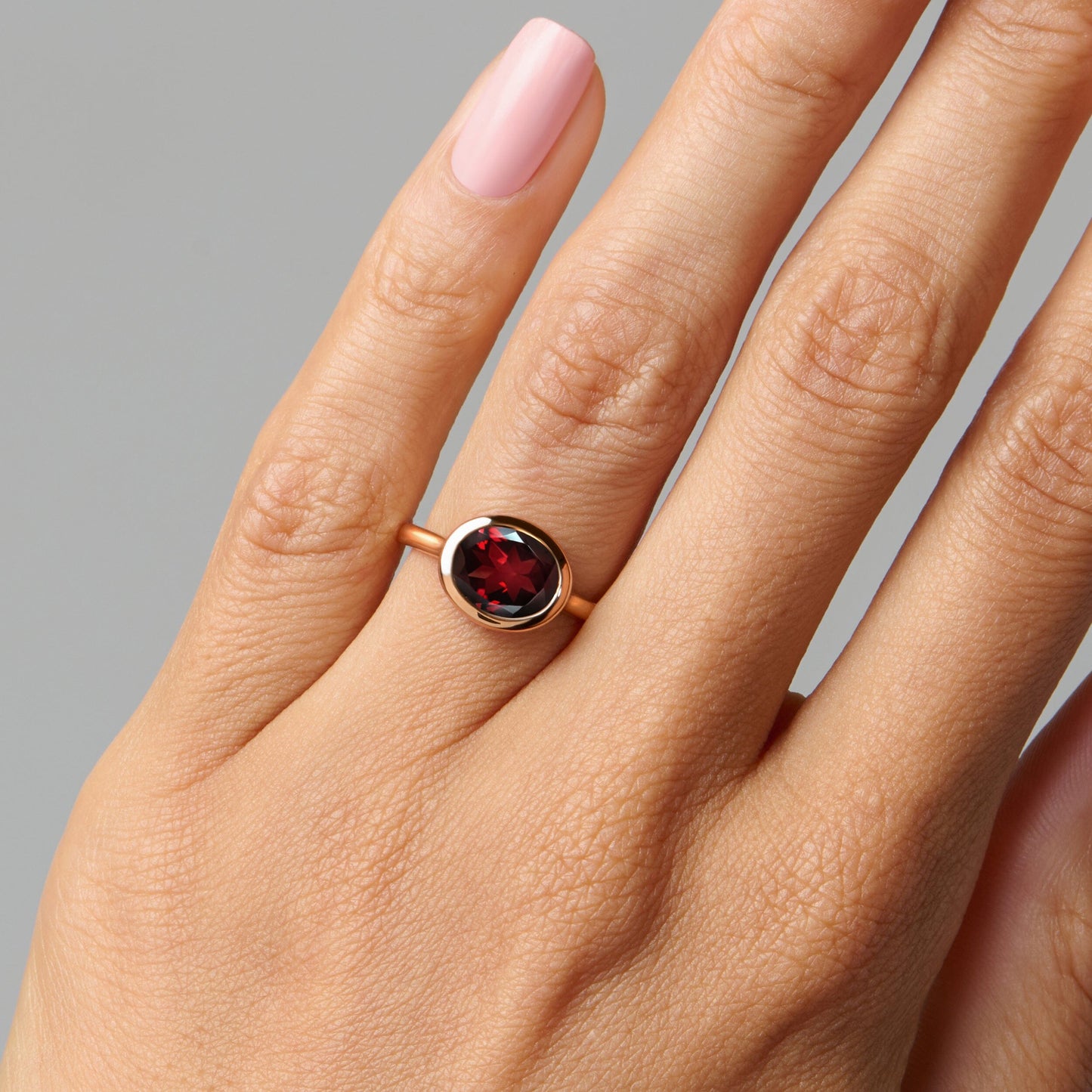 Skin-Touch ring rose gold on hand