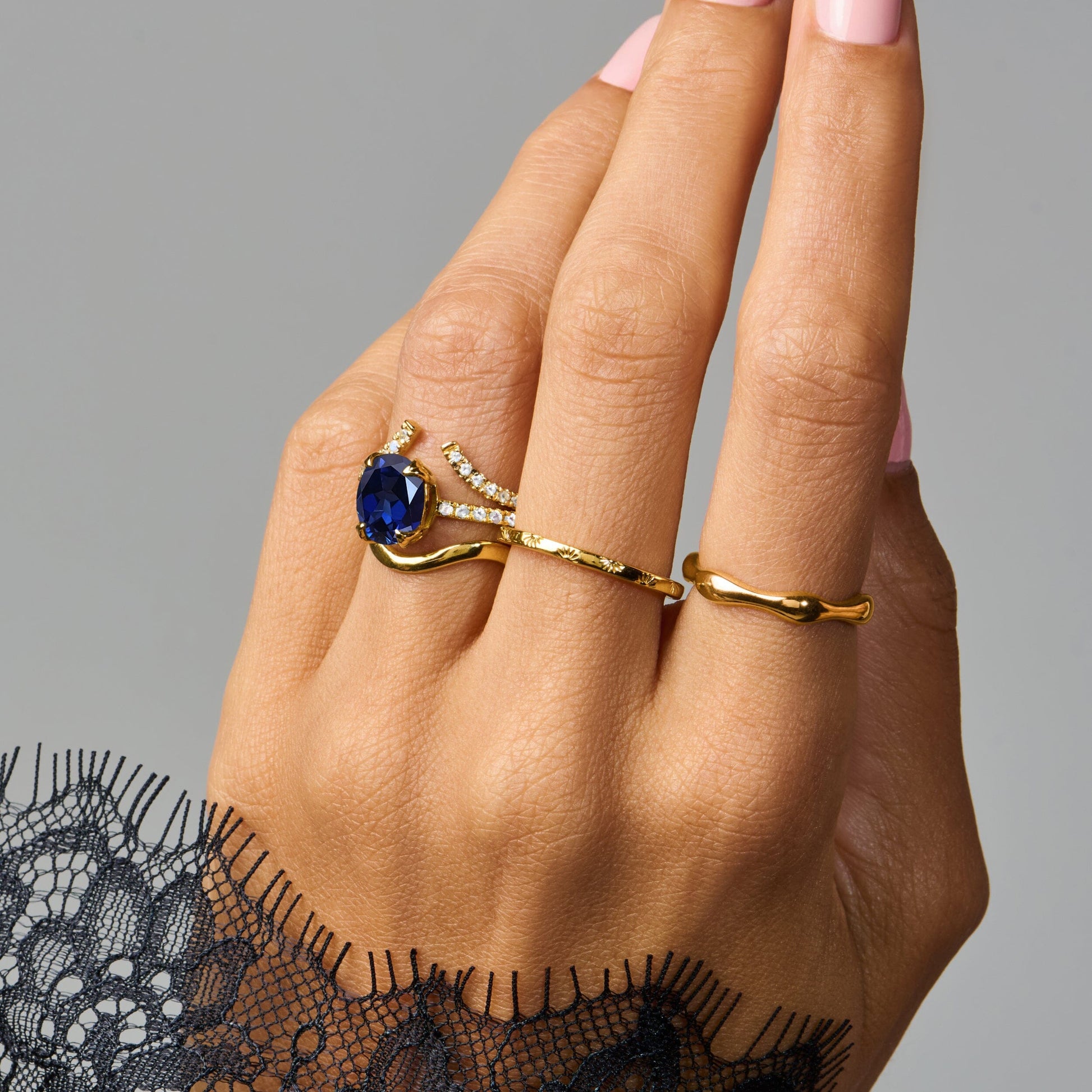 Blue Sapphire Ring Harlow - yellow gold stacked