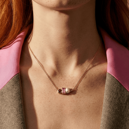 Treasure necklace rose gold on neck