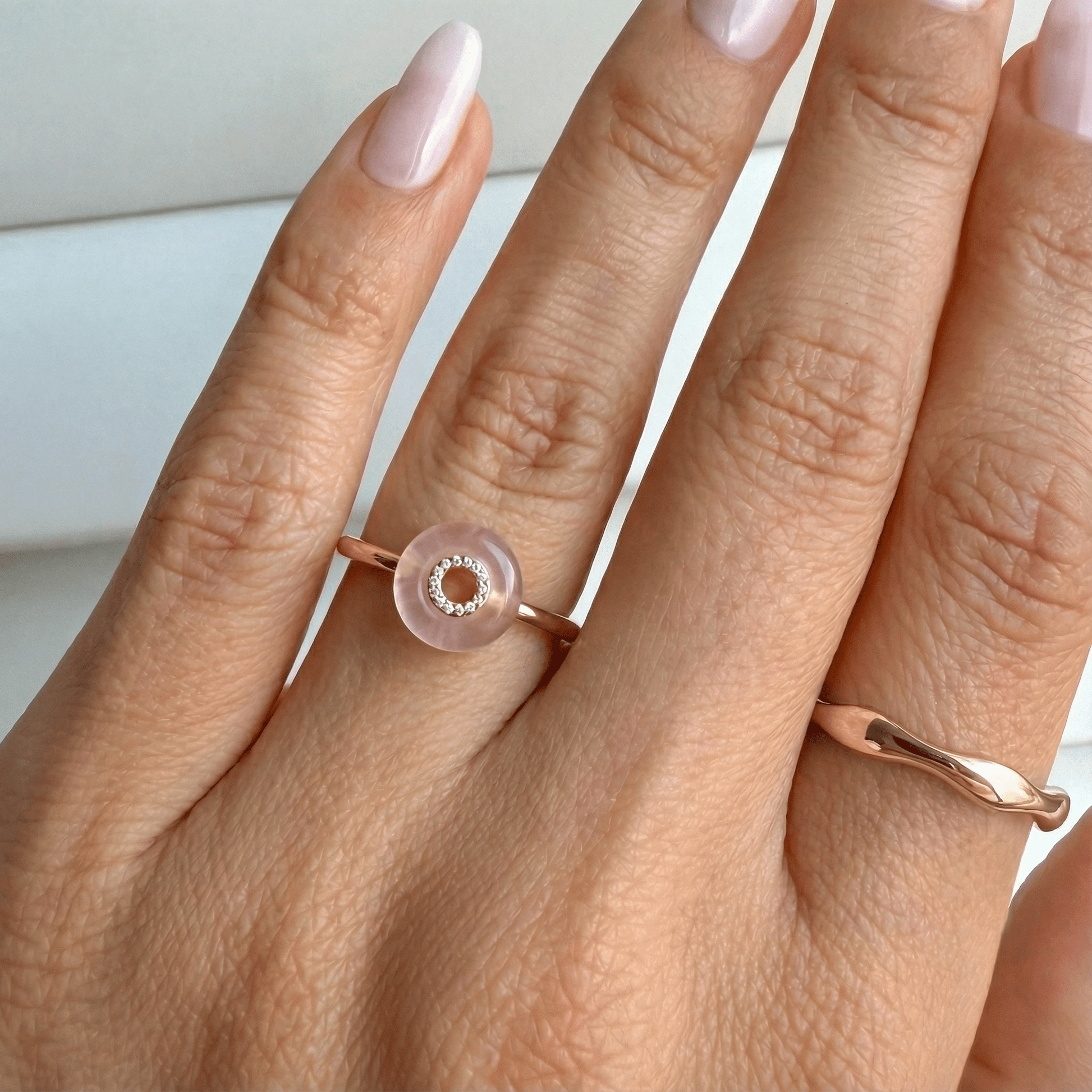 Rose Quartz Fidget Ring - Liora, rose gold detail