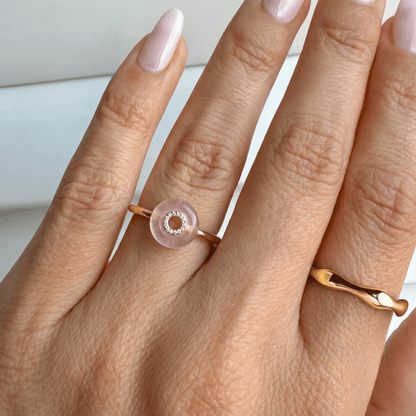 Rose Quartz Fidget Ring - Liora, yellow gold detail