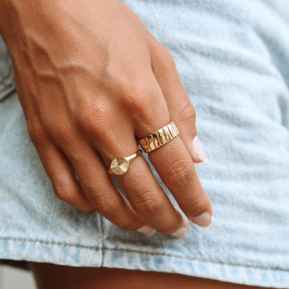 Bold Ring gold on hand