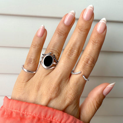 Enfolded Black Onyx & Infinite & Waves Rings - detail silver