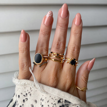 Flow Stardust Waves Rings - yellow gold closeup