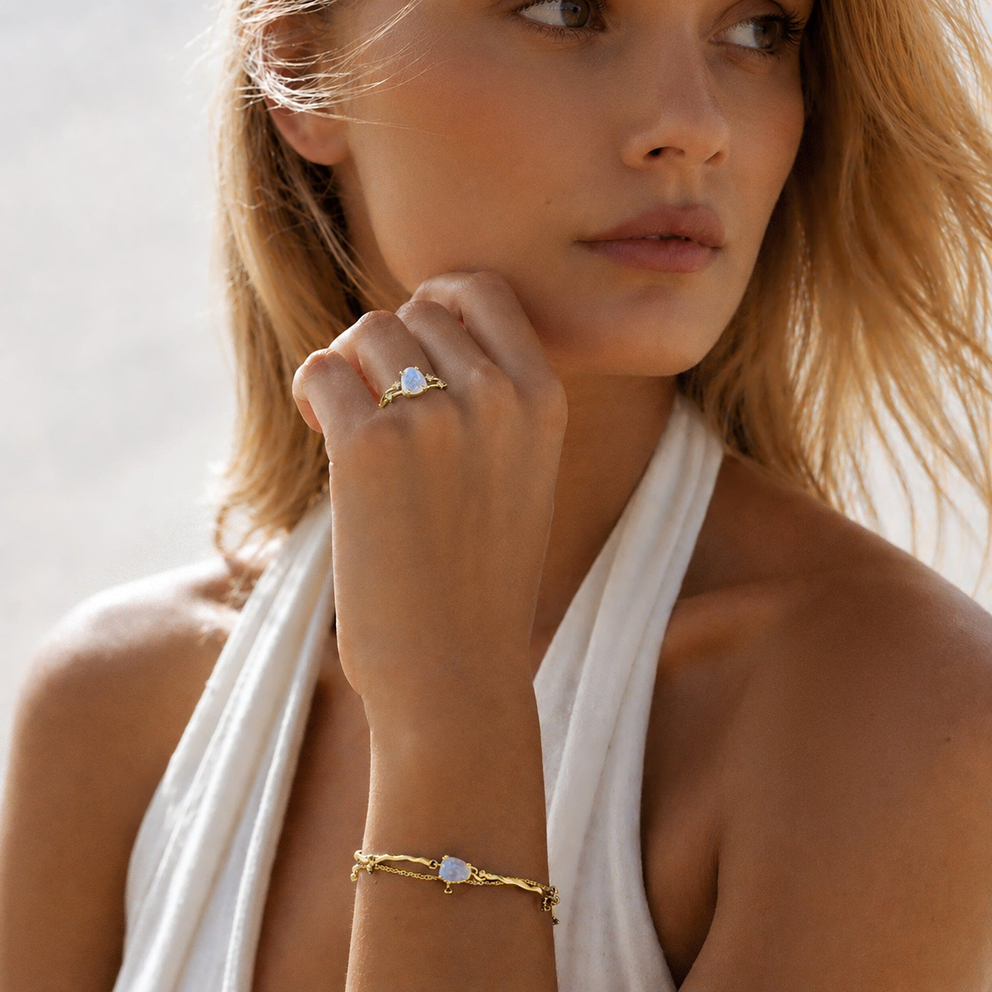 Moonstone Bracelet - Flow - yellow gold detail