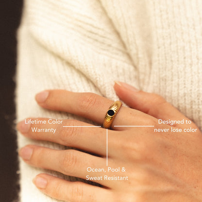 Seseh Onyx Ring gold detail