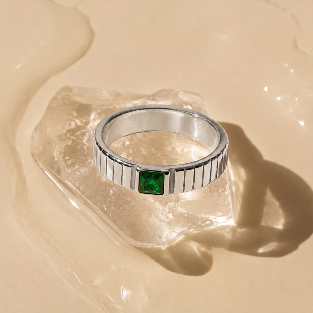 Chunky Emerald Ring - silver detail