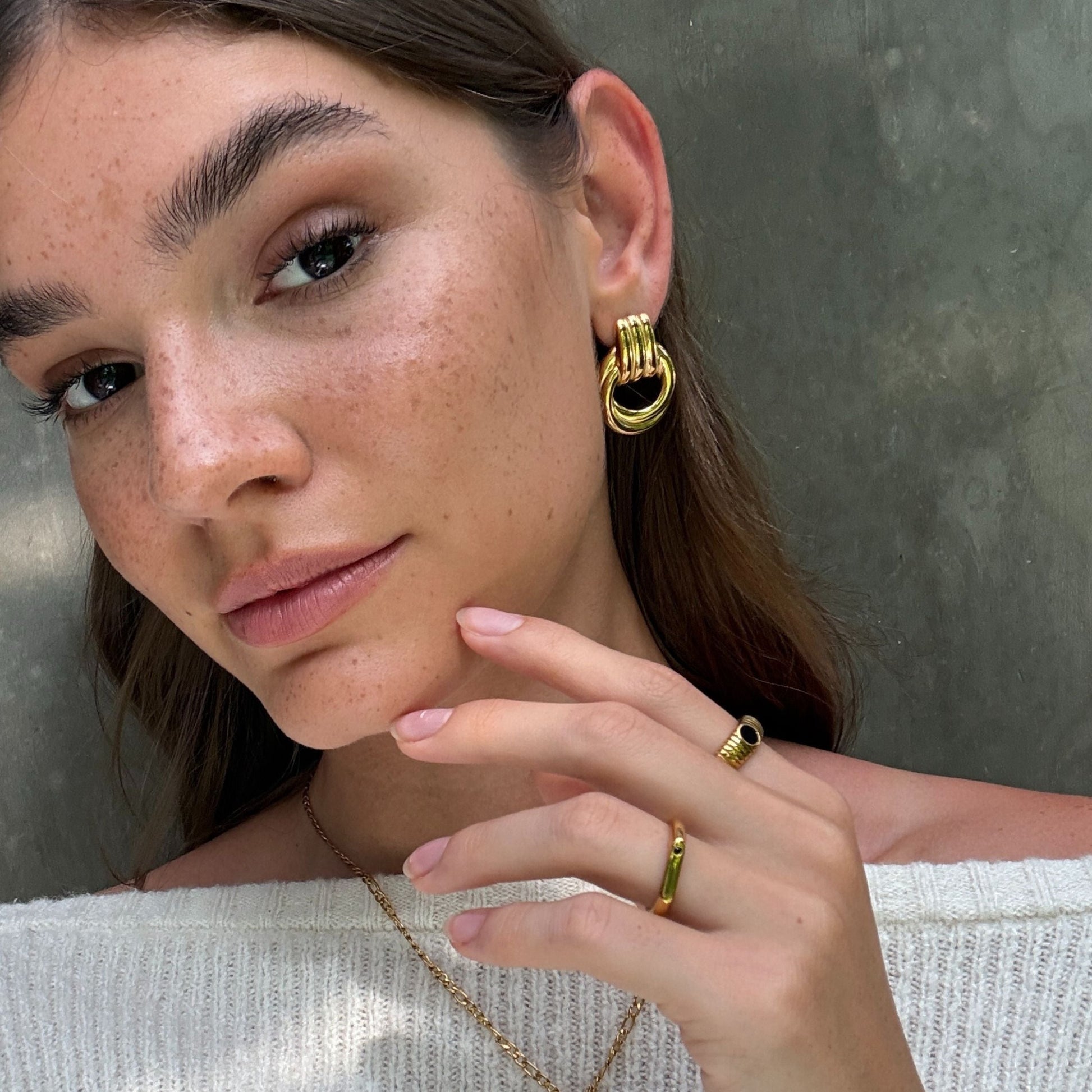 Seseh Onyx Ring styled model