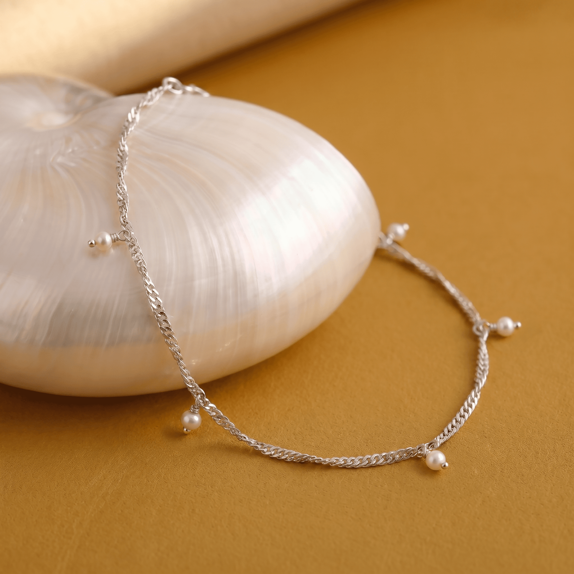 Pearl Anklet Flowing - silver flat lay