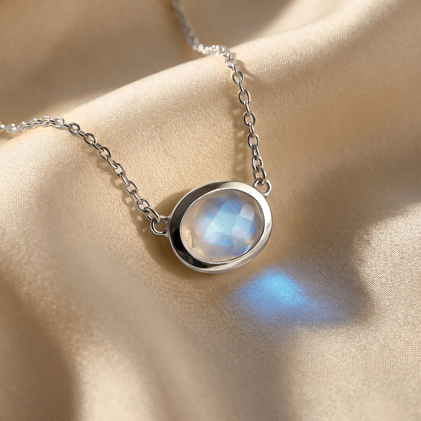 Moonstone Necklace - Skin-Touch - closeup SIL