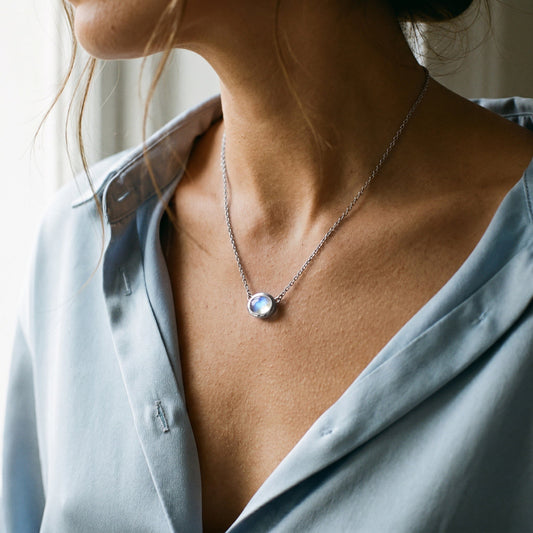 Moonstone Necklace - Skin-Touch - on hand SIL