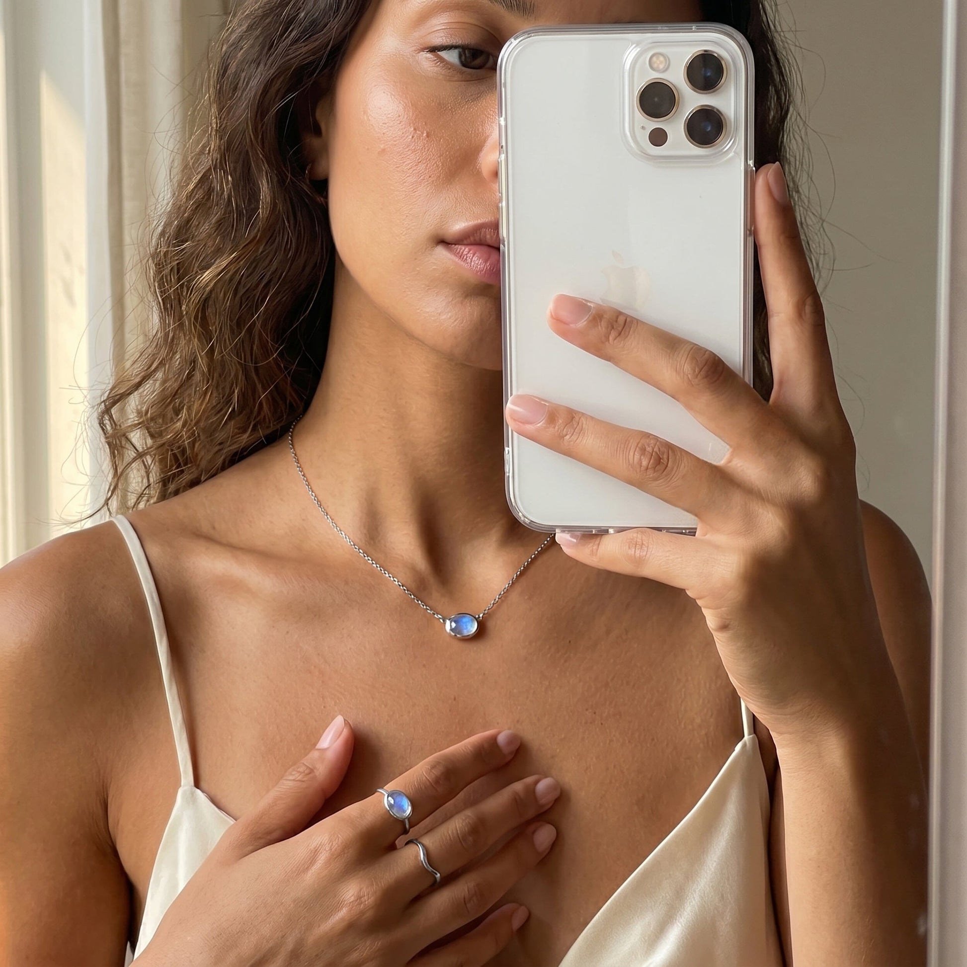 Moonstone Necklace - Skin-Touch - lifestyle SIL