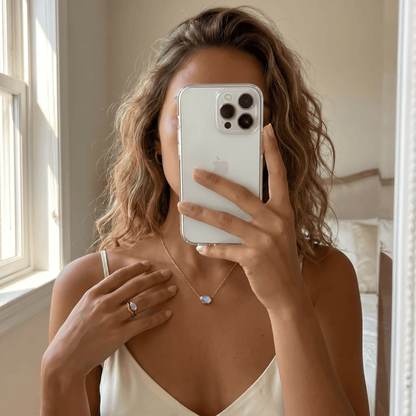 Moonstone Necklace - Skin-Touch - lifestyle YG