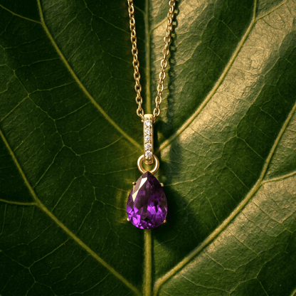 Amethyst Necklace Sway yellow gold on flower detail