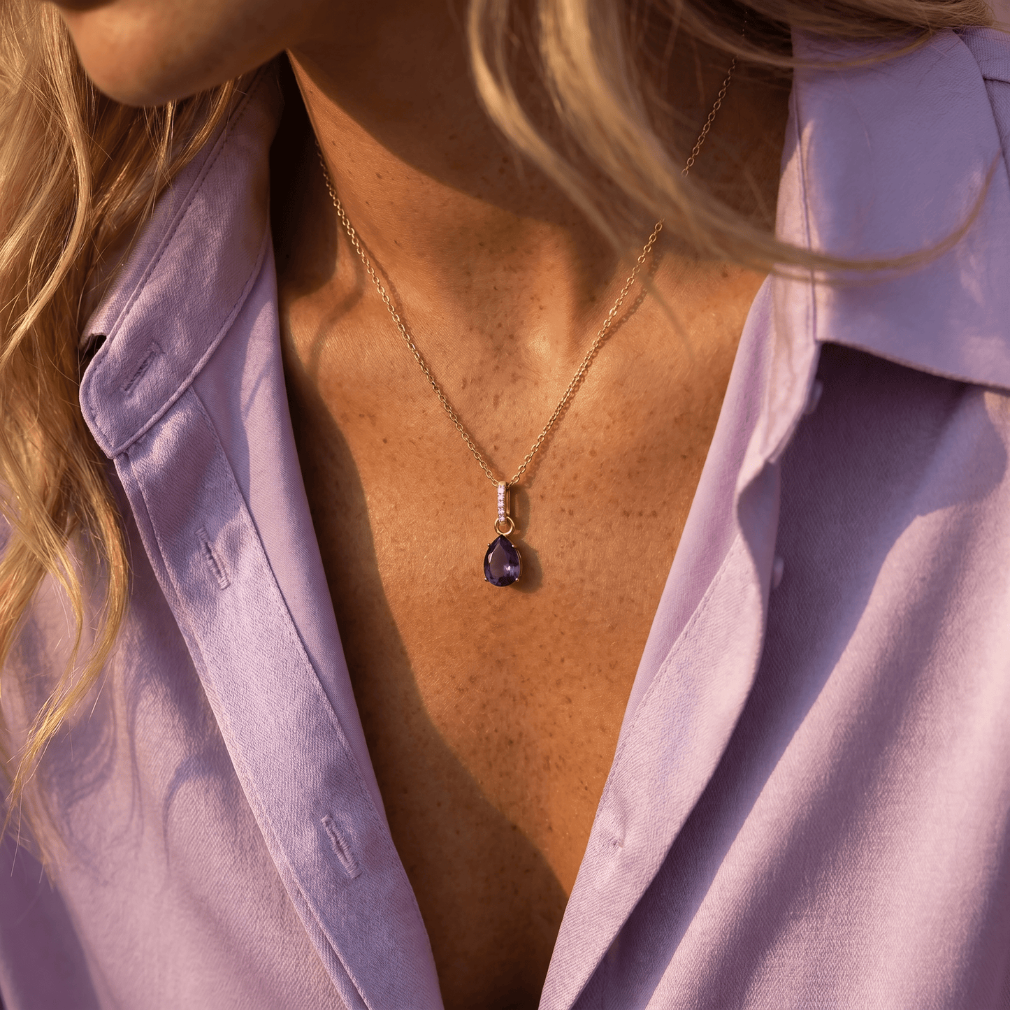 Amethyst Necklace Sway yellow gold on pomegranate